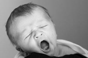 Bambino sonno sbadiglio lavaggio nasale